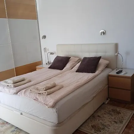 Cozy In Hills Apartment